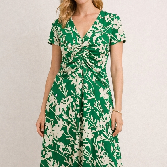 Maggy London Dresses & Skirts - Maggie London Green Floral Ruched V-Neck Fit & Flare Dress Size 2 Short Sleeve